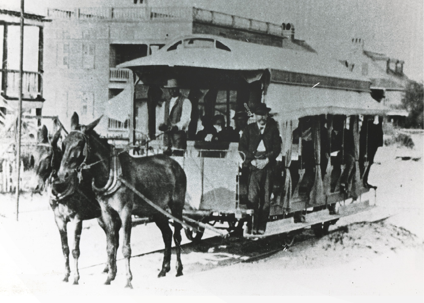 The last trip of a mule-drawn trolley in 1898