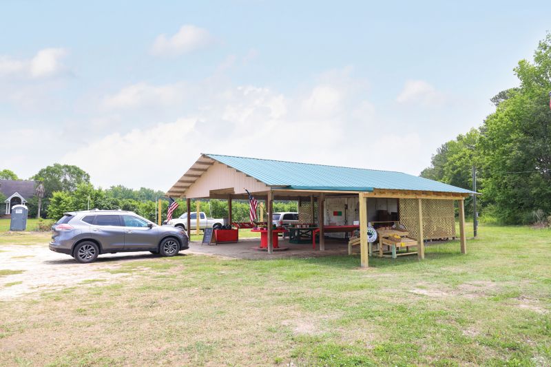 A Shuler Peach Company stand in Ridgeville.