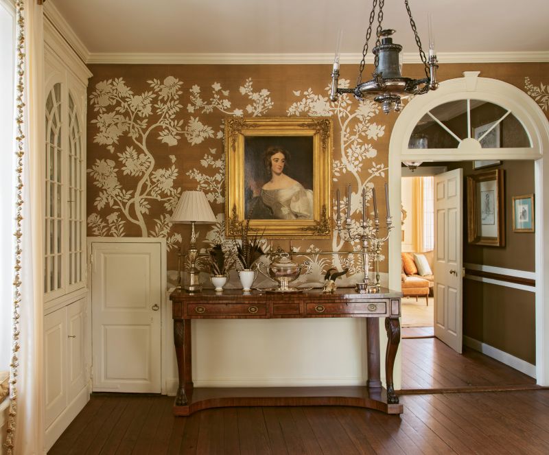 In the butler’s pantry, hand-painted Gracie wallpaper complements a portrait of Mary Roane Ritchie Green by 19th-century master portrait artist Thomas Sully, who completed more than 2,000 works of wealthy patrons and politicians.