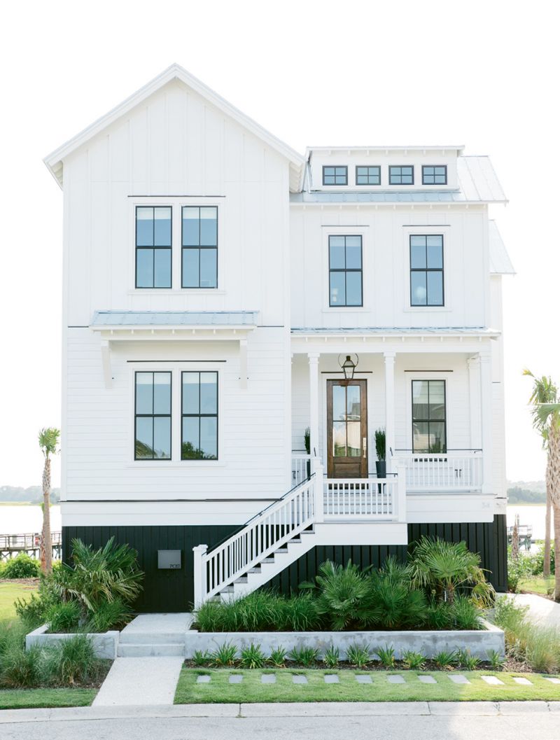 Clean lines and beachy materials make for a modern, coastal facade.