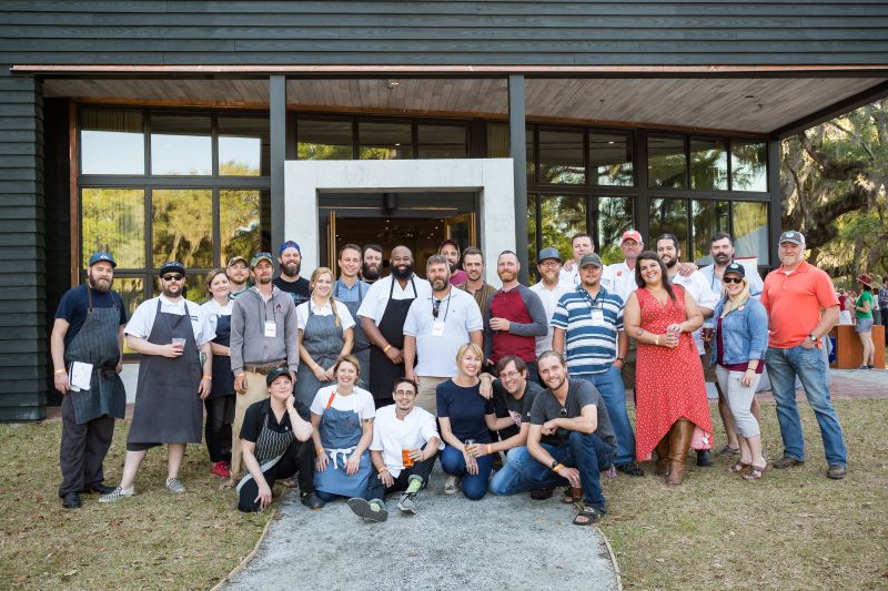 The event’s contributors and chefs gather for a group shot.