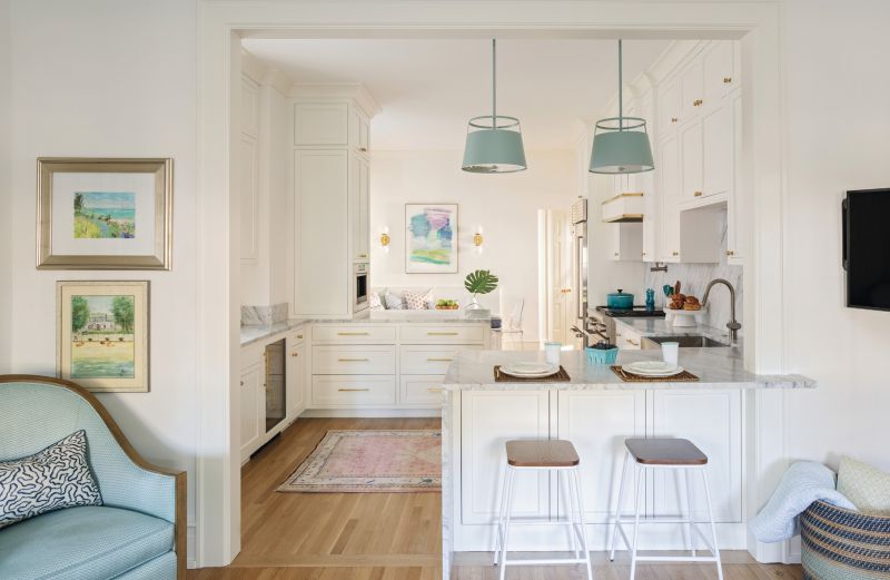 GOING WITH THE FLOW: A key piece of the renovation was the formerly enclosed kitchen. Architect Tyler Smyth reconfigured the layout by removing one interior wall and adding two peninsulas. The resulting open space flows from family room to breakfast nook and provides easy access to the mudroom and dining room at the far end.