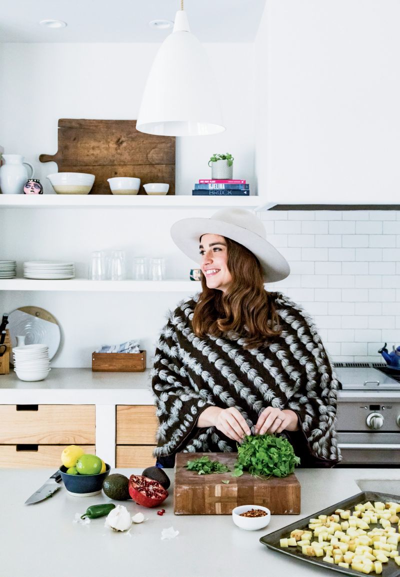 Jessica prepares brunch for some of her pals...