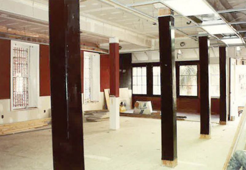 1990: Magnolias opens on East Bay Street (under construction)